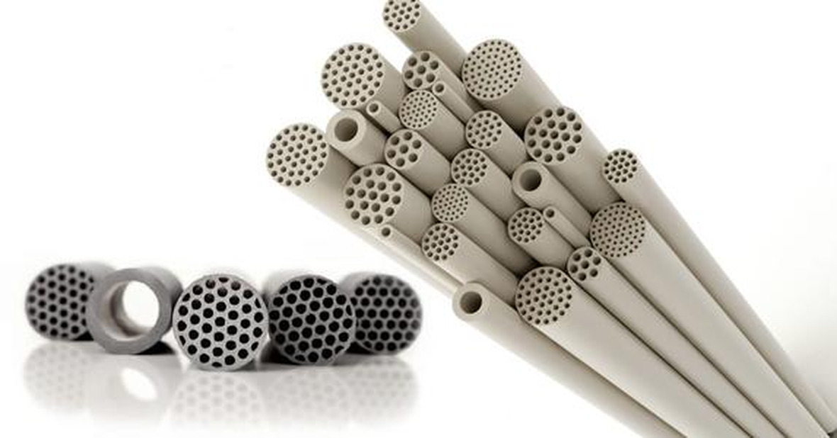 How does the ceramic membrane remove impurities from the crude heparin sodium